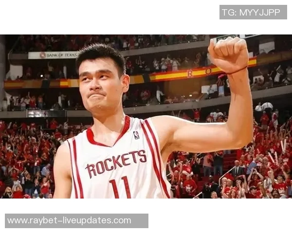 姚明投篮球的传奇瞬间：从青涩少年到世界巨星的成长之路